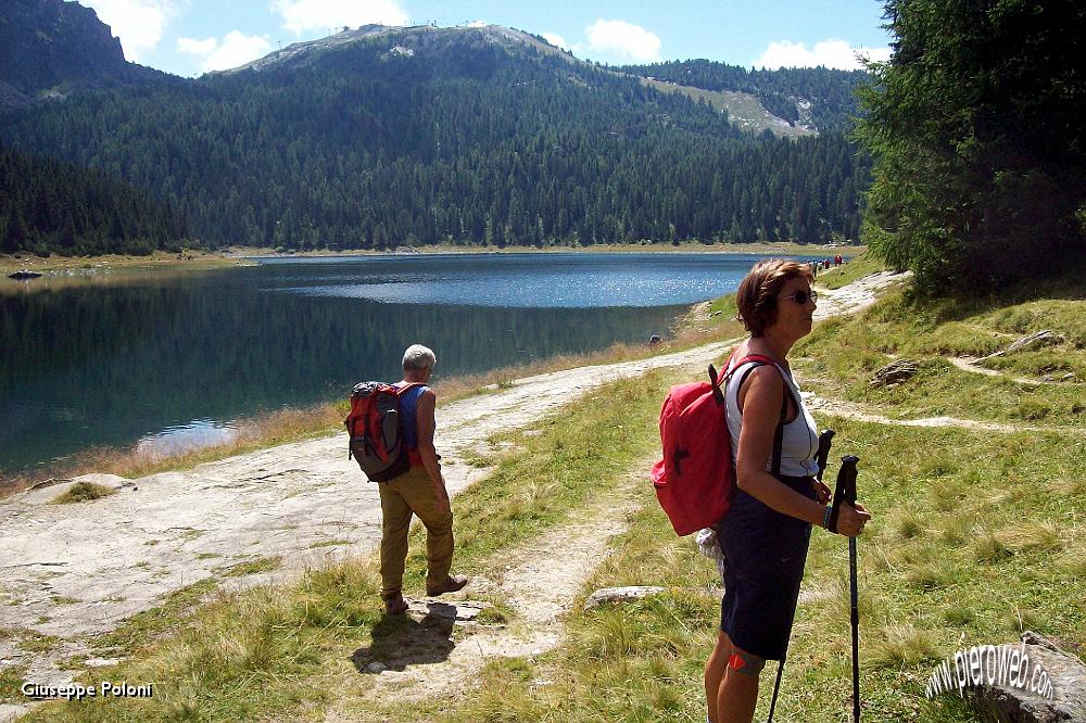 05- lago Palù, in alto il rif. Motta .jpg